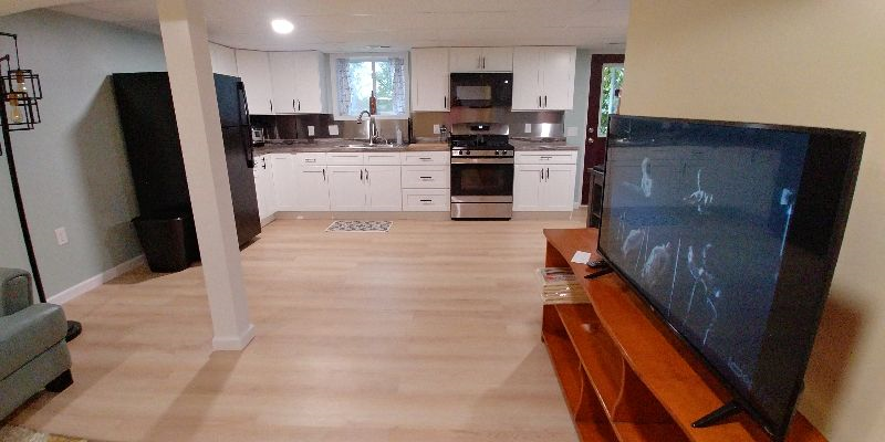 Beautiful Apartment with Everything Included - Photo 3
