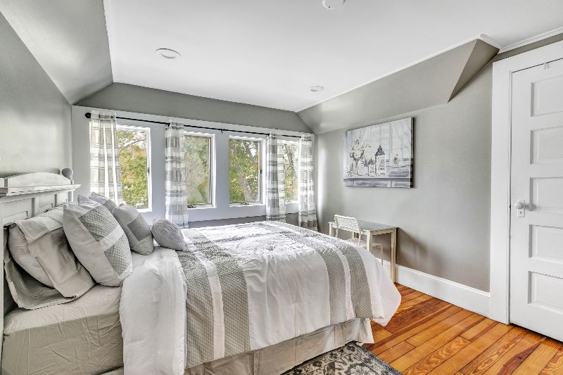 HUGE cozy Victorian home. Suited only for the travel professionals. Located walking distance from the major hospital and all major shopping centers, restaurants, and all other attractions an about 15 minutes from all the other major hospitals in area.