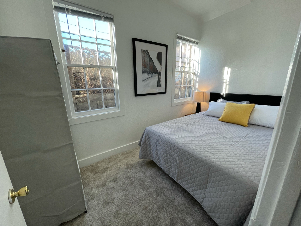 2bedroom unit, onsite parking, and onsite laundry. Historical residential neighborhood, walk to restaurants and shops - Photo 6