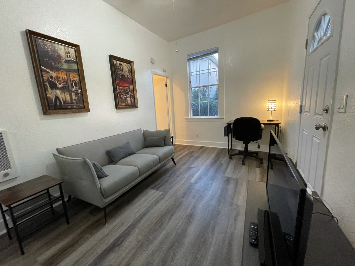 2bedroom unit, onsite parking, and onsite laundry. Historical residential neighborhood, walk to restaurants and shops - Photo 2
