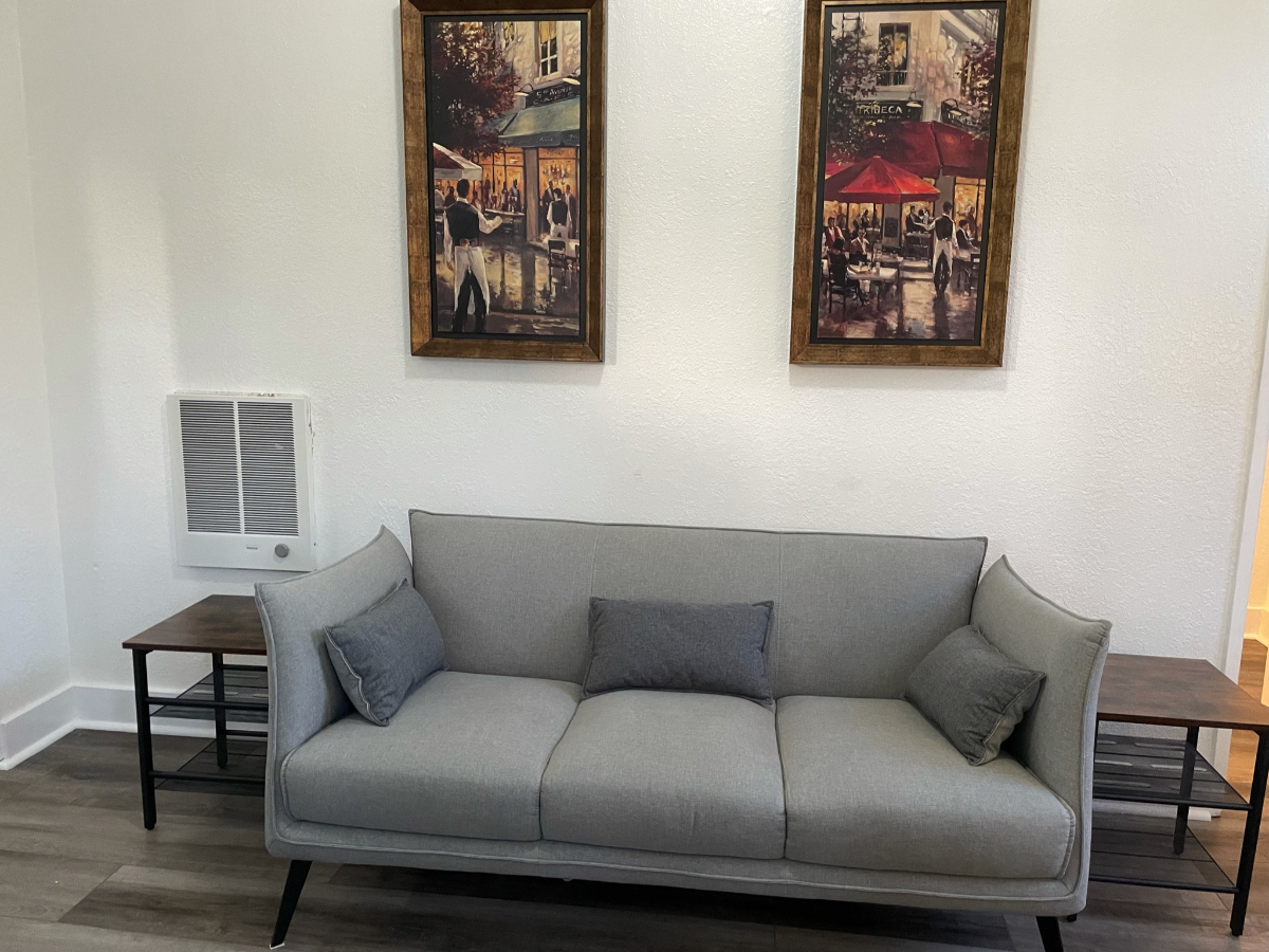 2bedroom unit, onsite parking, and onsite laundry. Historical residential neighborhood, walk to restaurants and shops - Photo 3