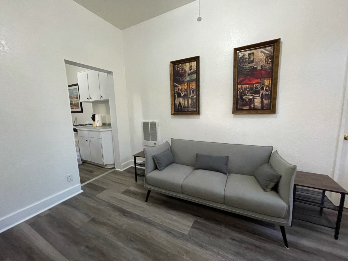 2bedroom unit, onsite parking, and onsite laundry. Historical residential neighborhood, walk to restaurants and shops - Photo 5