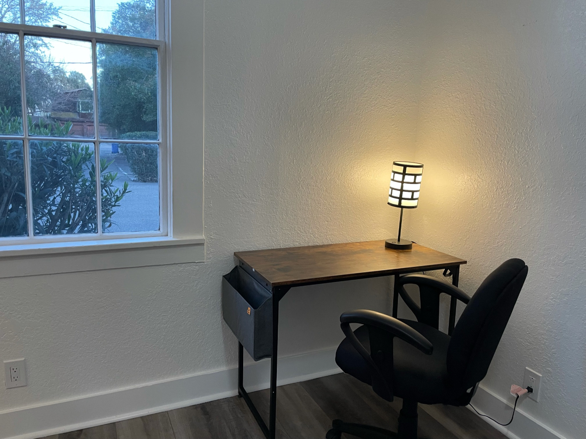 2bedroom unit, onsite parking, and onsite laundry. Historical residential neighborhood, walk to restaurants and shops - Photo 4