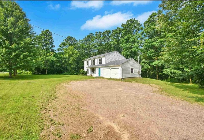 Private Queen size Bedroom 5 near UVM & local town - Photo 12