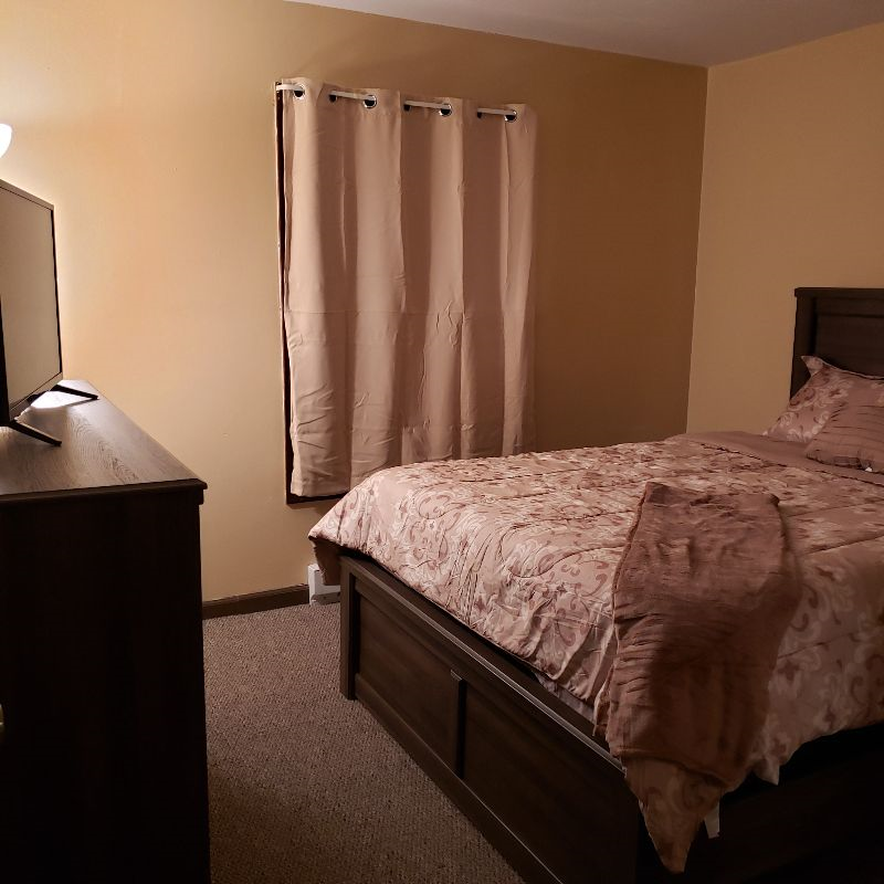Private Queen Bedroom 3 near UVM & local town