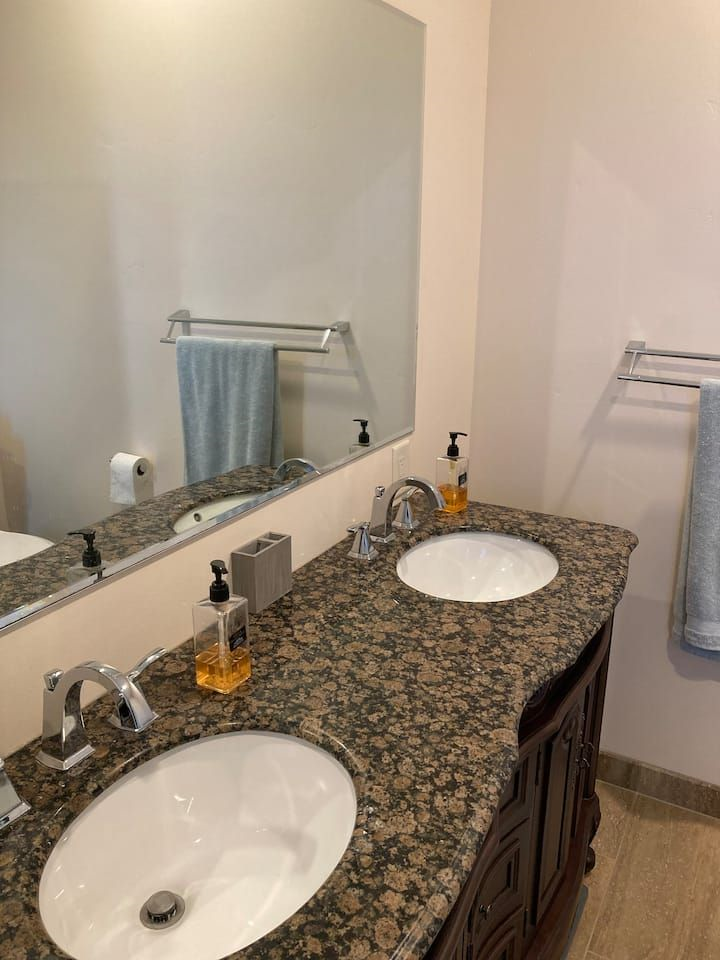 Whole House, 4 bedrooms, 2.5 baths, patios, garage - Photo 4