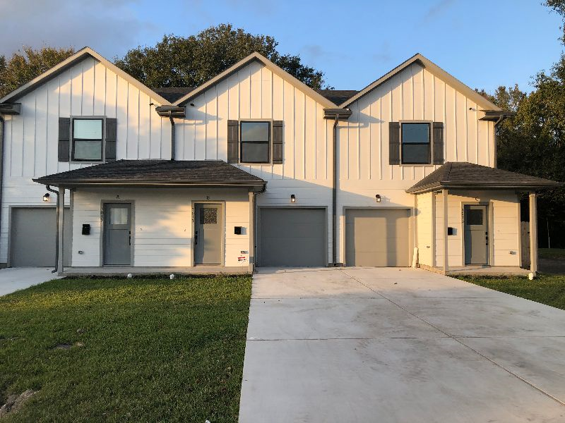 3 Bdrm, 2-1/2 bath, 4 miles southest of Texas Medical Center - Photo 2