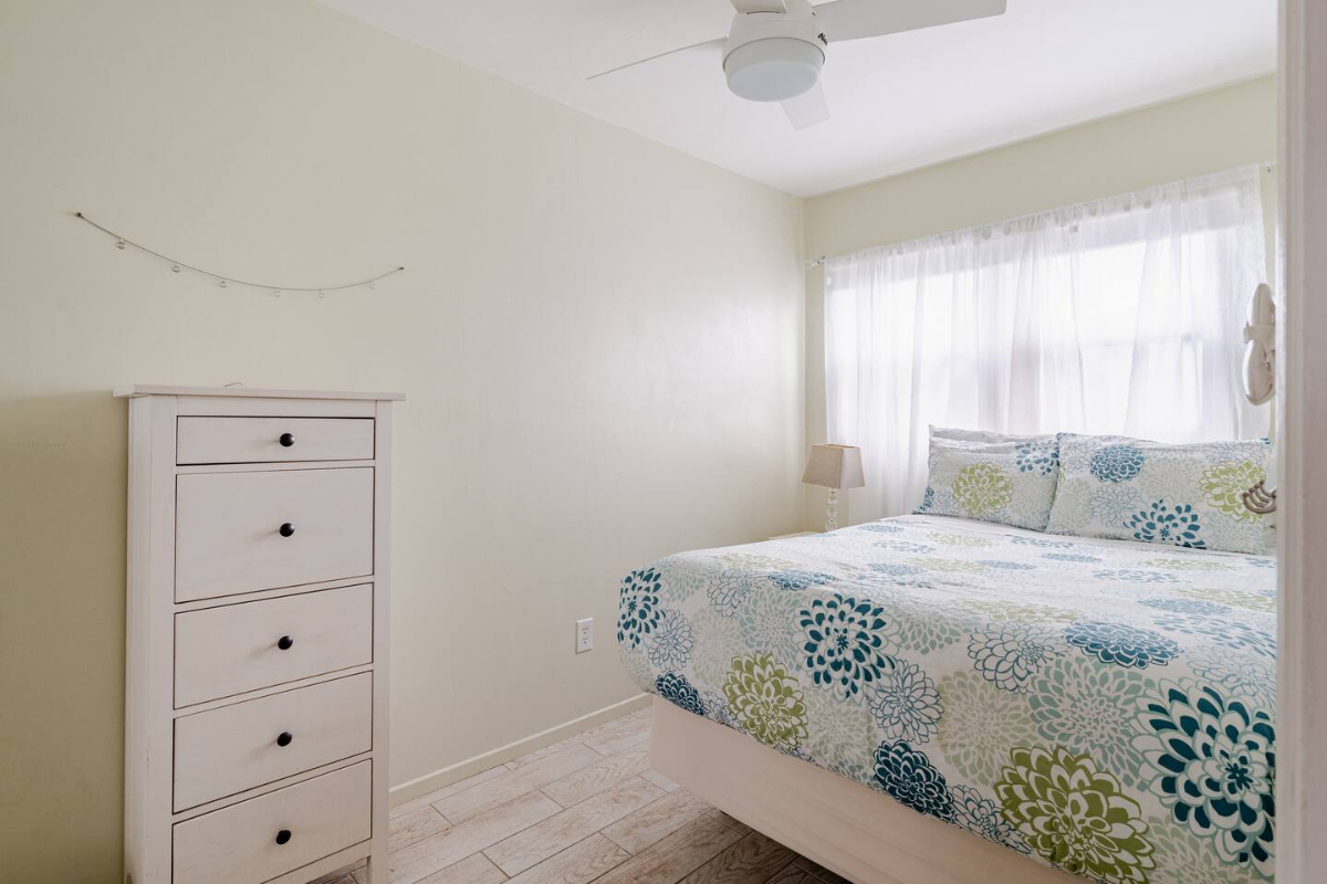 BEACHY CUTE COTTAGE. May 2027. Air Con-PB-Parking-Patio-Beach - Photo 5