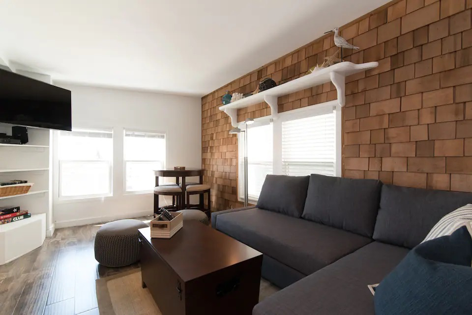 Charming Beachside 2 Bedroom Steps From The Sand