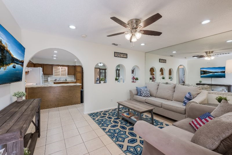 *NEW* Clean, Bright Spacious near University Health, Med Fac PET FRIENDLY with yard GARAGE storage