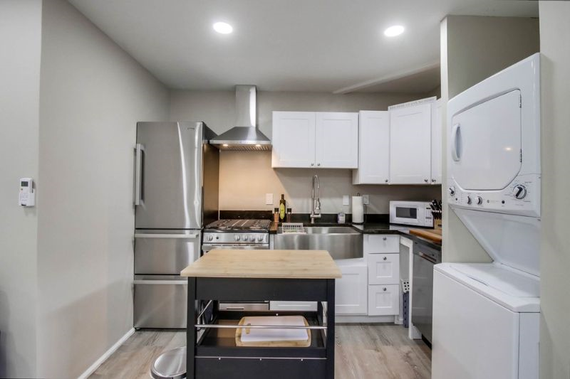 BAY PARK - NEW / SUPER CLEAN / MODERN AND COOL 2 BEDROOM DETACHED FURNISHED HOME - Photo 2
