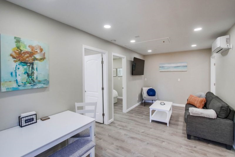 BAY PARK - NEW / SUPER CLEAN / MODERN AND COOL 2 BEDROOM DETACHED FURNISHED HOME - Photo 3