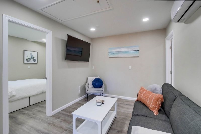 BAY PARK - NEW / SUPER CLEAN / MODERN AND COOL 2 BEDROOM DETACHED FURNISHED HOME - Photo 4