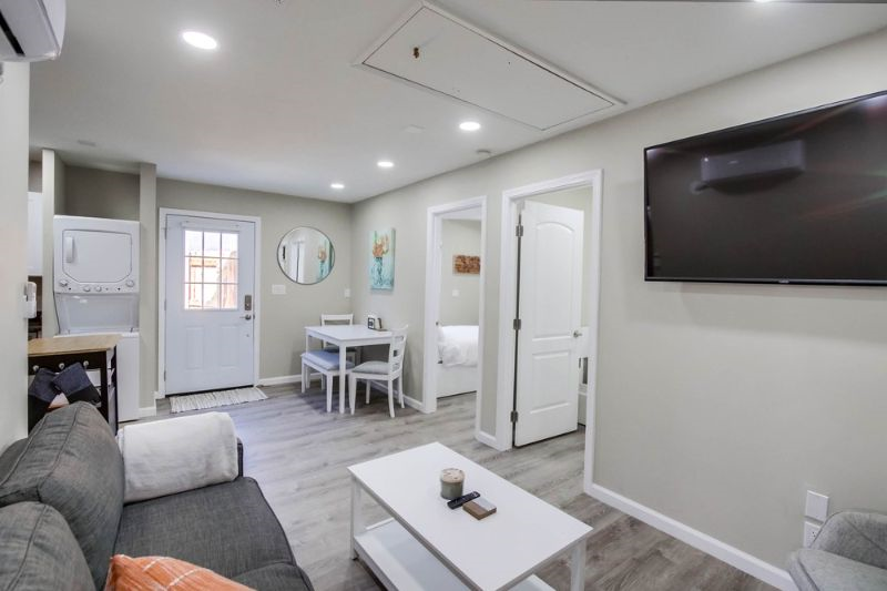 BAY PARK - NEW / SUPER CLEAN / MODERN AND COOL 2 BEDROOM DETACHED FURNISHED HOME - Photo 5