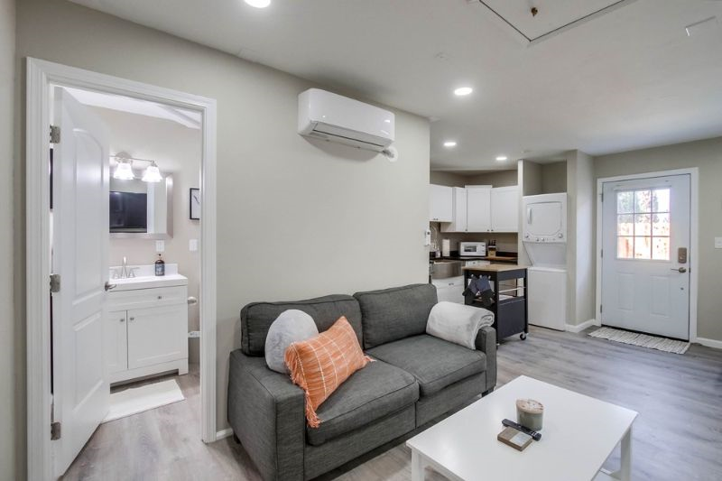 BAY PARK - NEW / SUPER CLEAN / MODERN AND COOL 2 BEDROOM DETACHED FURNISHED HOME - Photo 6