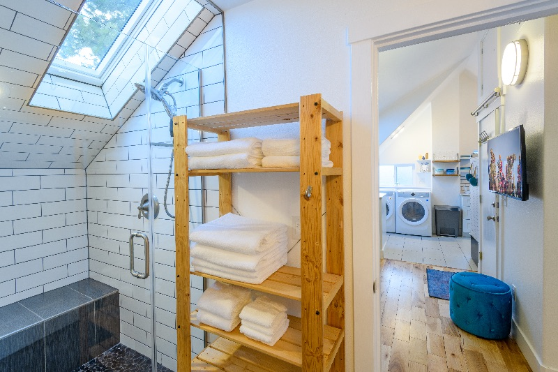 Cozy Apartment Walking Distance to the Best Breweries, Restaurants, and Shops - Photo 2