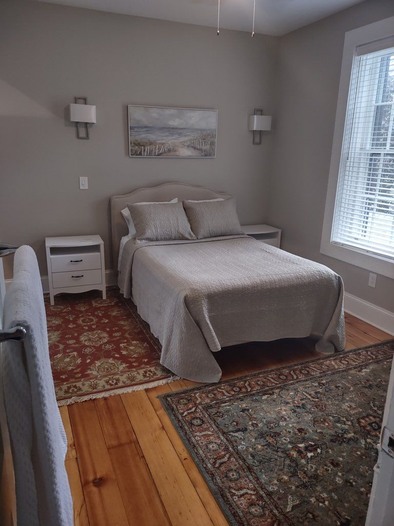 #1 - 1 BD apartment w/ private garage - Photo 1