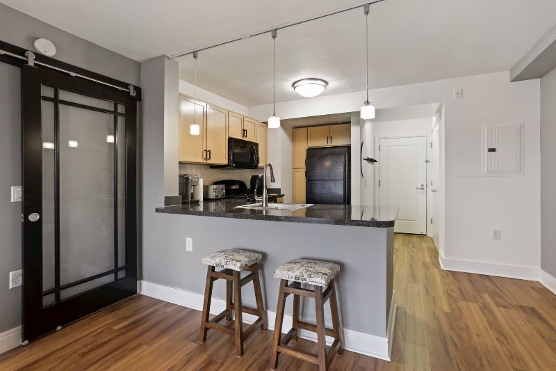 Modern Wharf condo & Garage parking included - Photo 4