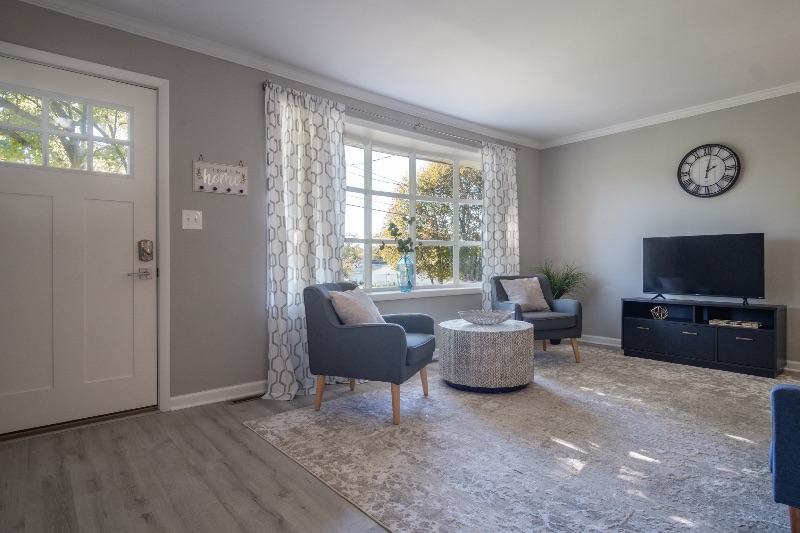 Bright and Sunny Mid Century Ranch - Photo 3