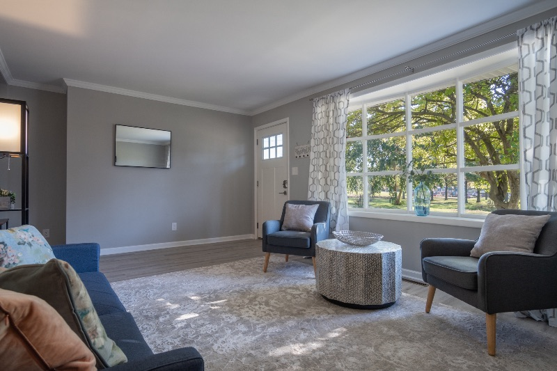 Bright and Sunny Mid Century Ranch - Photo 4