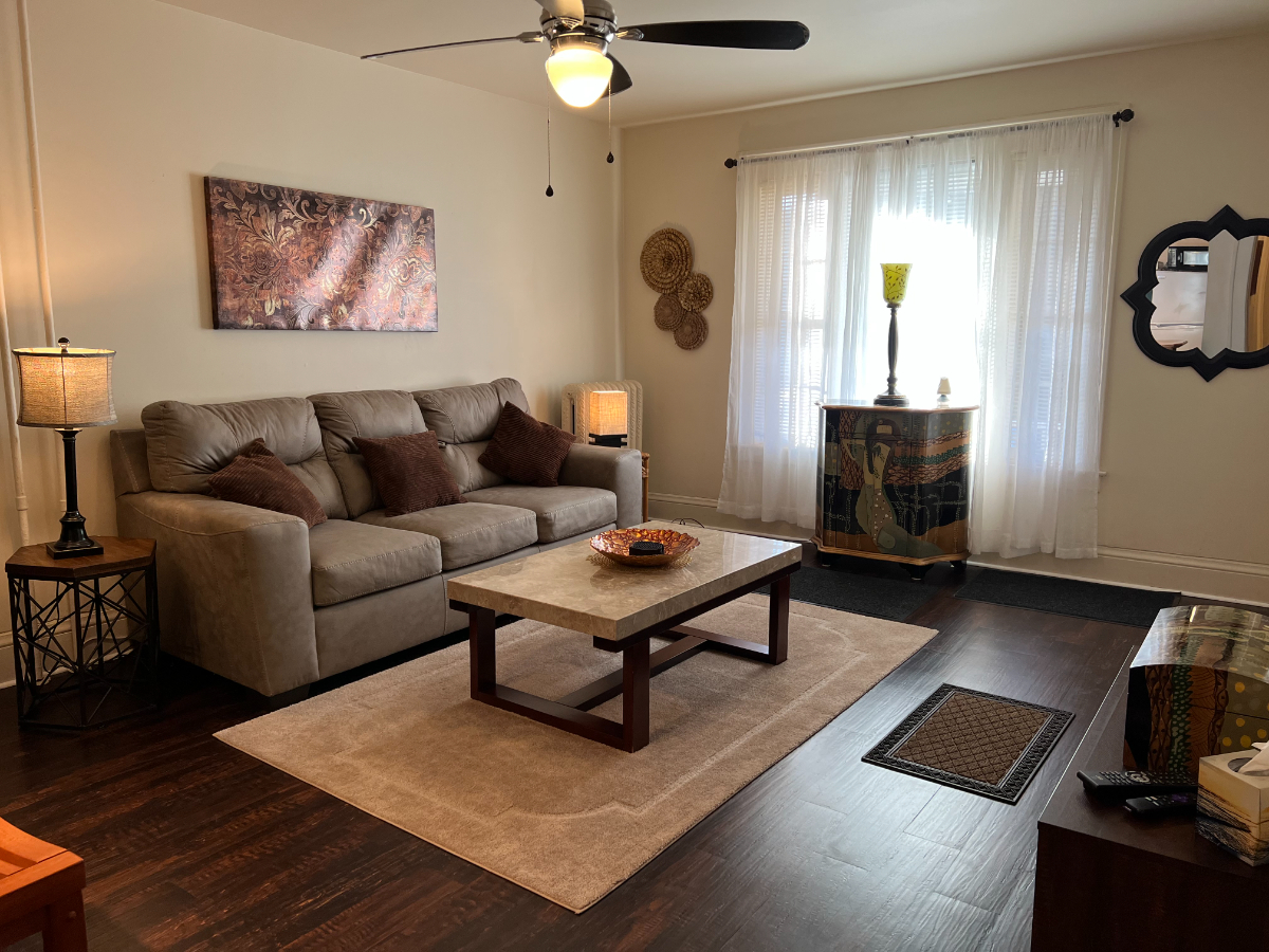 Beautiful, Furnished One Bedroom Apartment - Photo 2