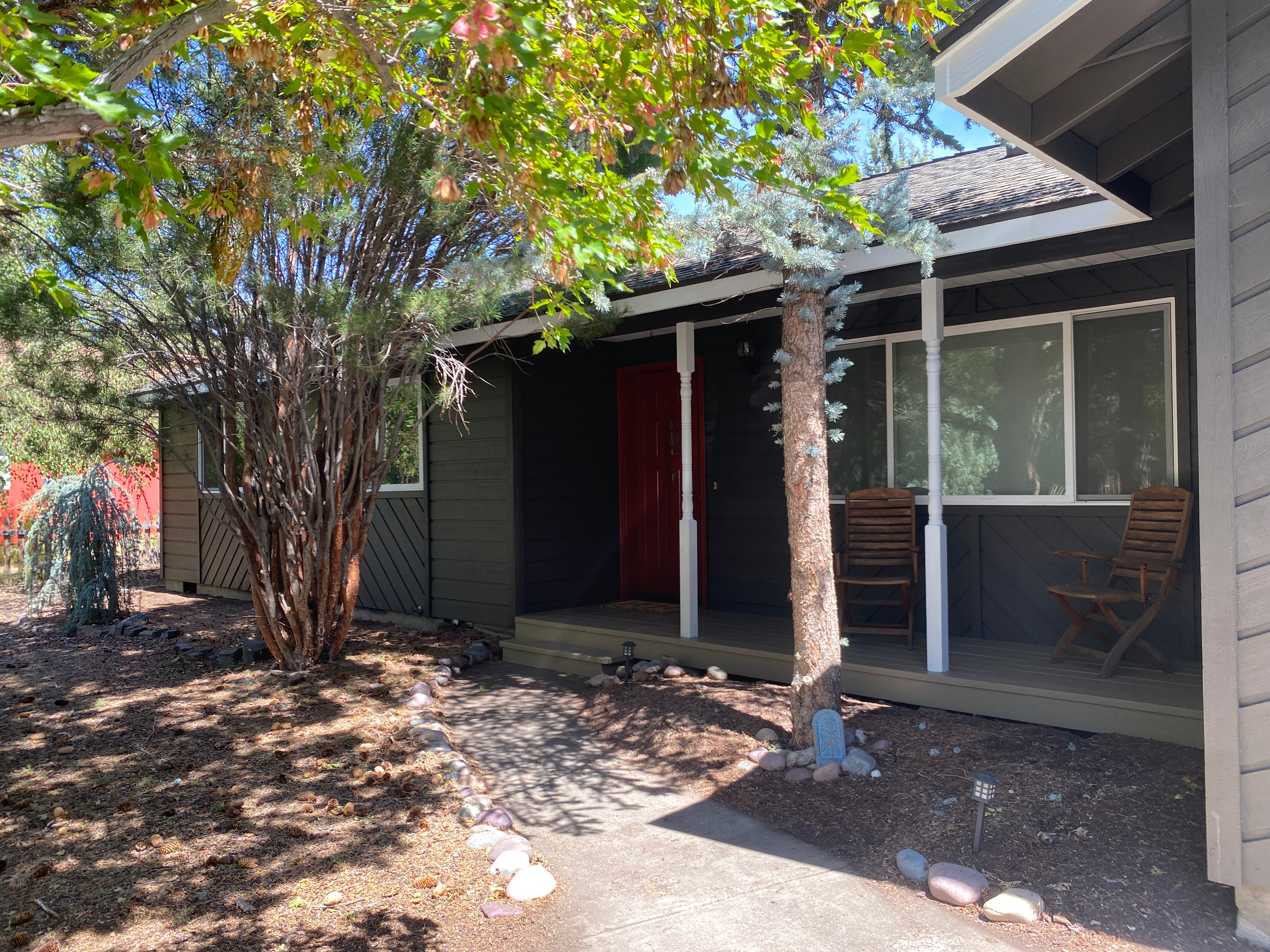 Cozy home within walking distance to Hospital - Photo 3