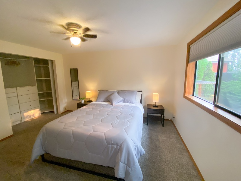 Cozy home within walking distance to Hospital - Photo 4