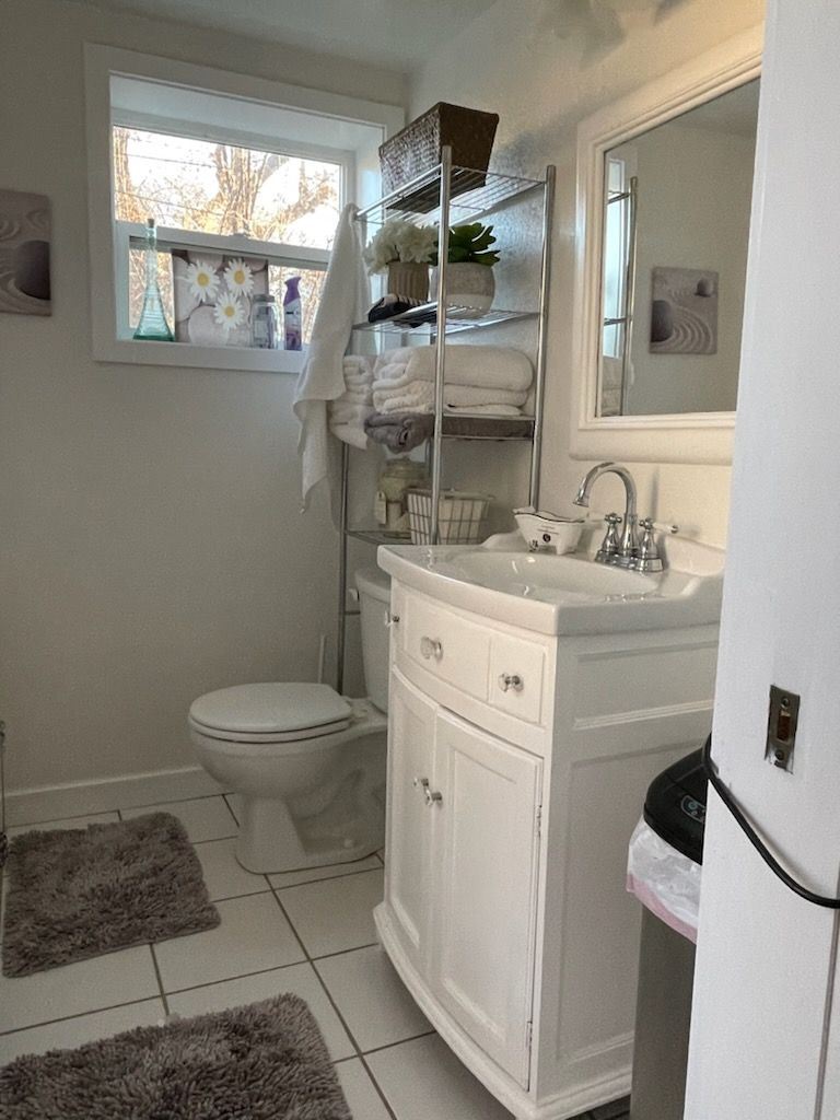Beautiful and Private Suite with Attached Bathroom - Convenient to Hospitals - Photo 10