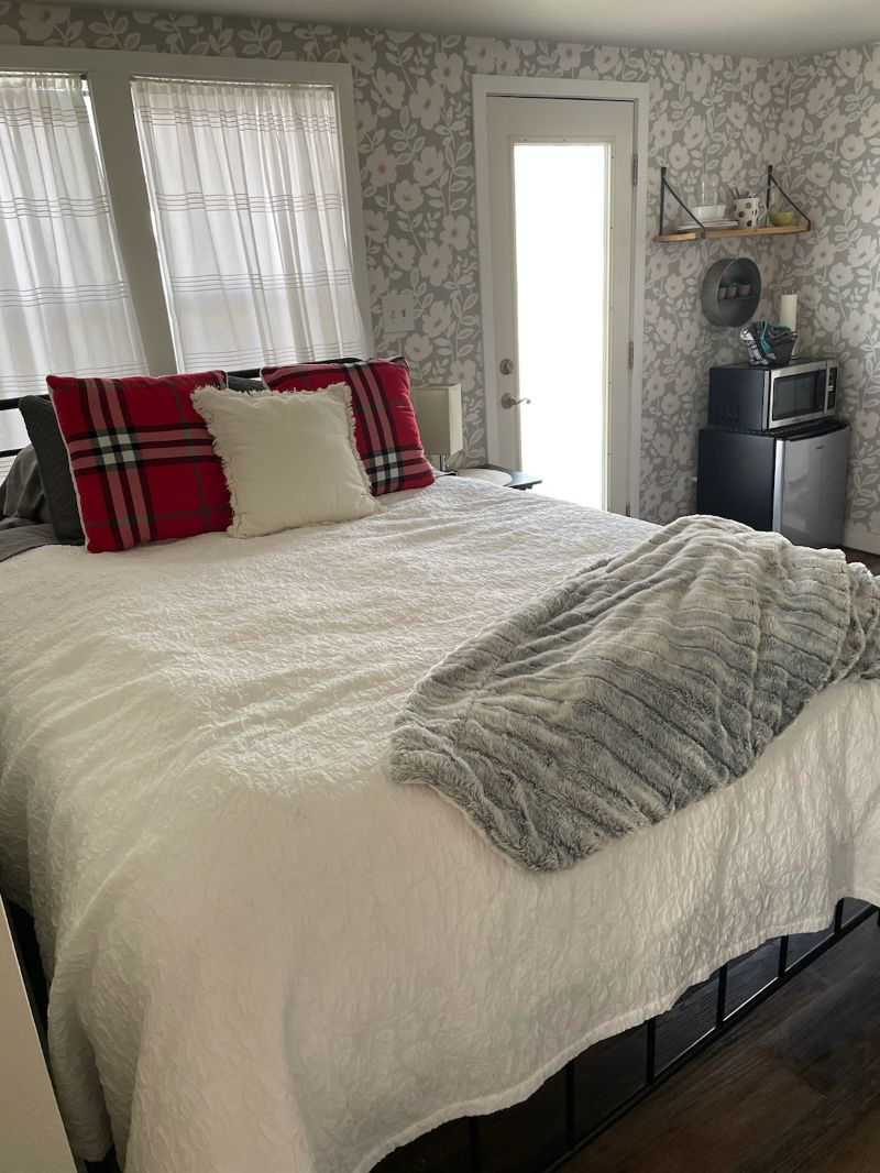Beautiful and Private Suite with Attached Bathroom - Convenient to Hospitals - Photo 8