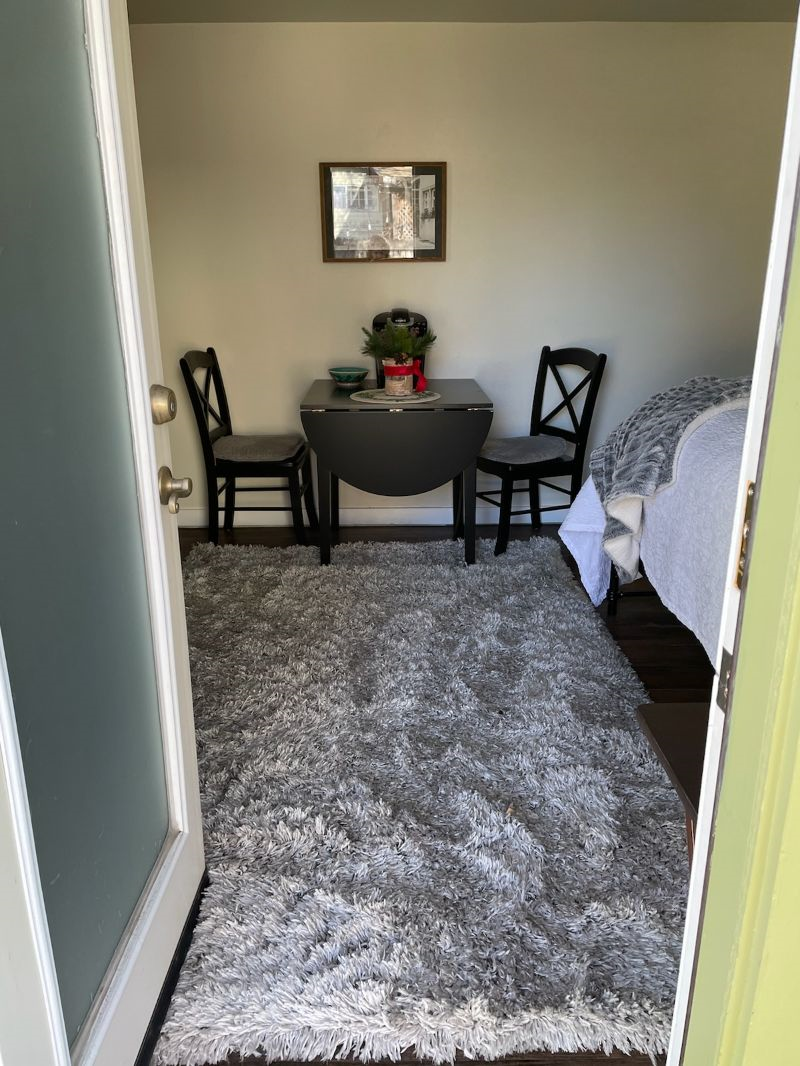 Beautiful and Private Suite with Attached Bathroom - Convenient to Hospitals - Photo 9