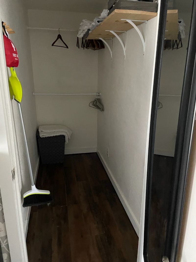 Beautiful and Private Suite with Attached Bathroom - Convenient to Hospitals - Photo 12