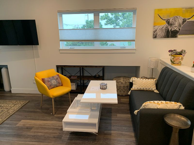 New mother-in-law apartment w/ private parking - Photo 3