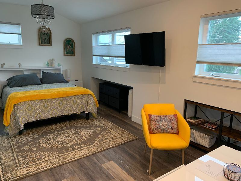 New mother-in-law apartment w/ private parking - Photo 4