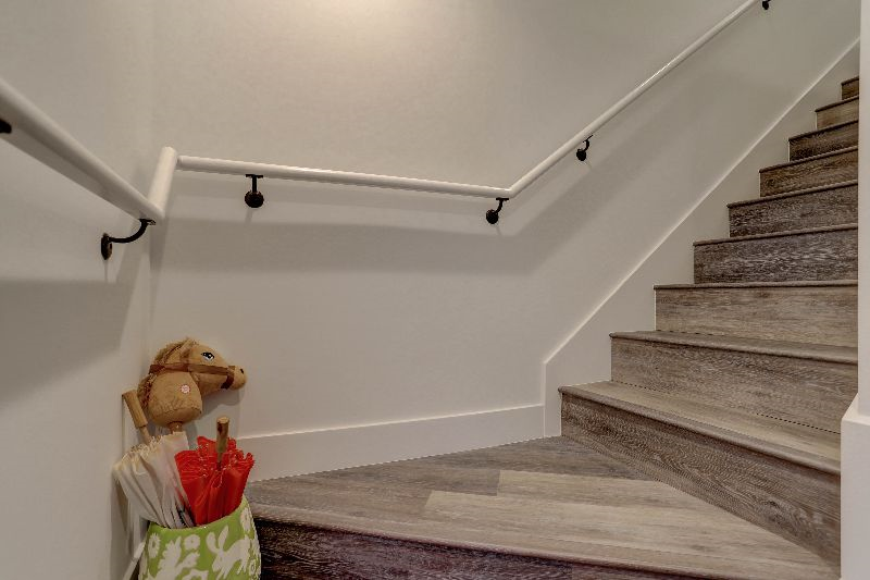 New mother-in-law apartment w/ private parking - Photo 8