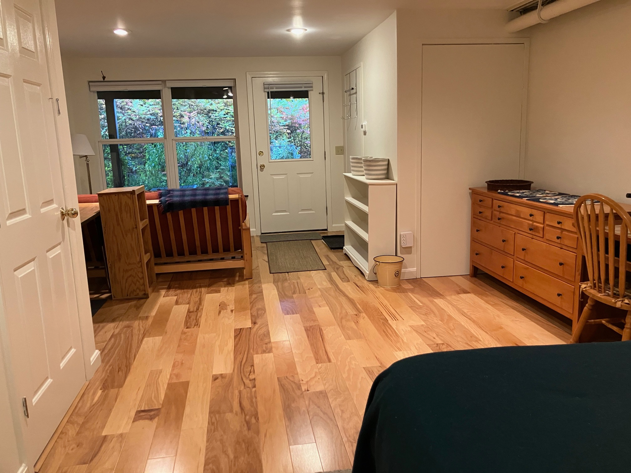 Spacious Room in Quiet Safe condo, great location! - Photo 5