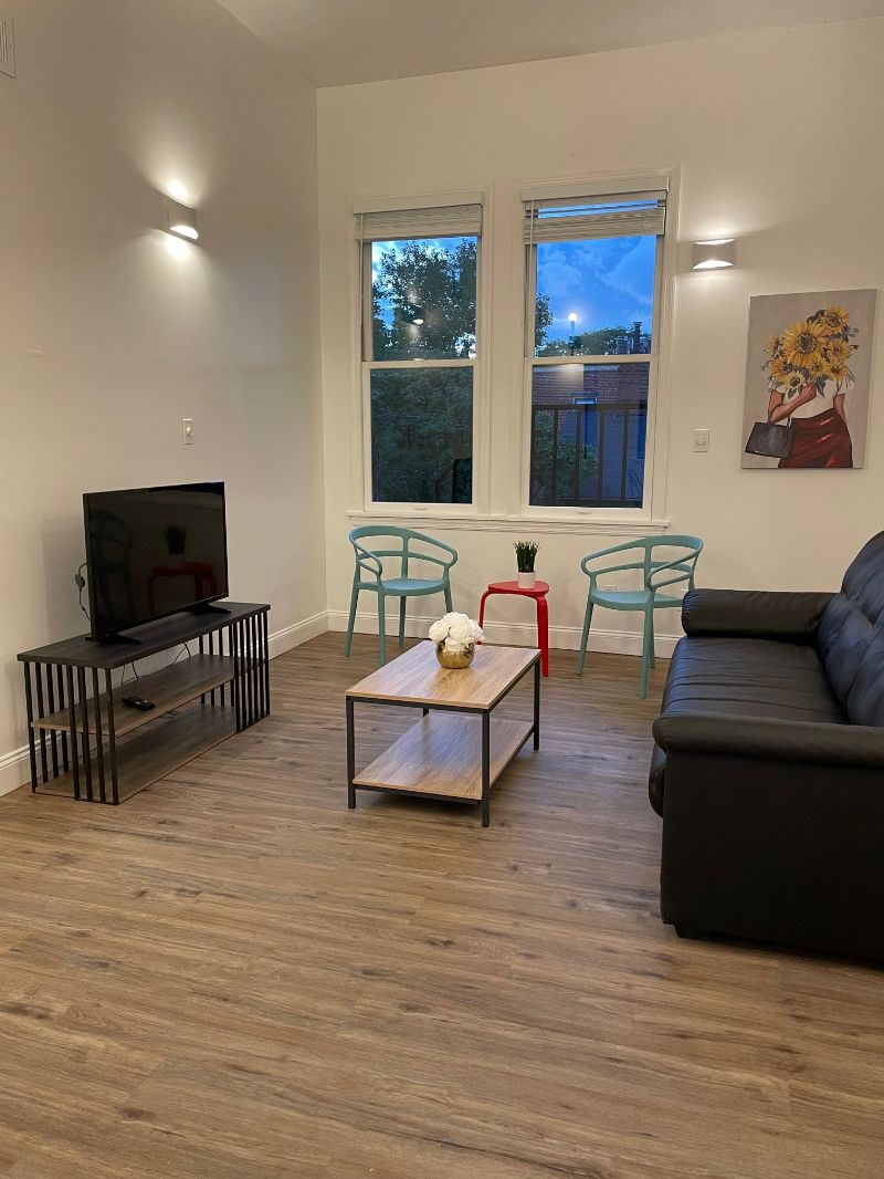 2 Bed / 1 Bath newly renovated apartment with Parking -Manchester