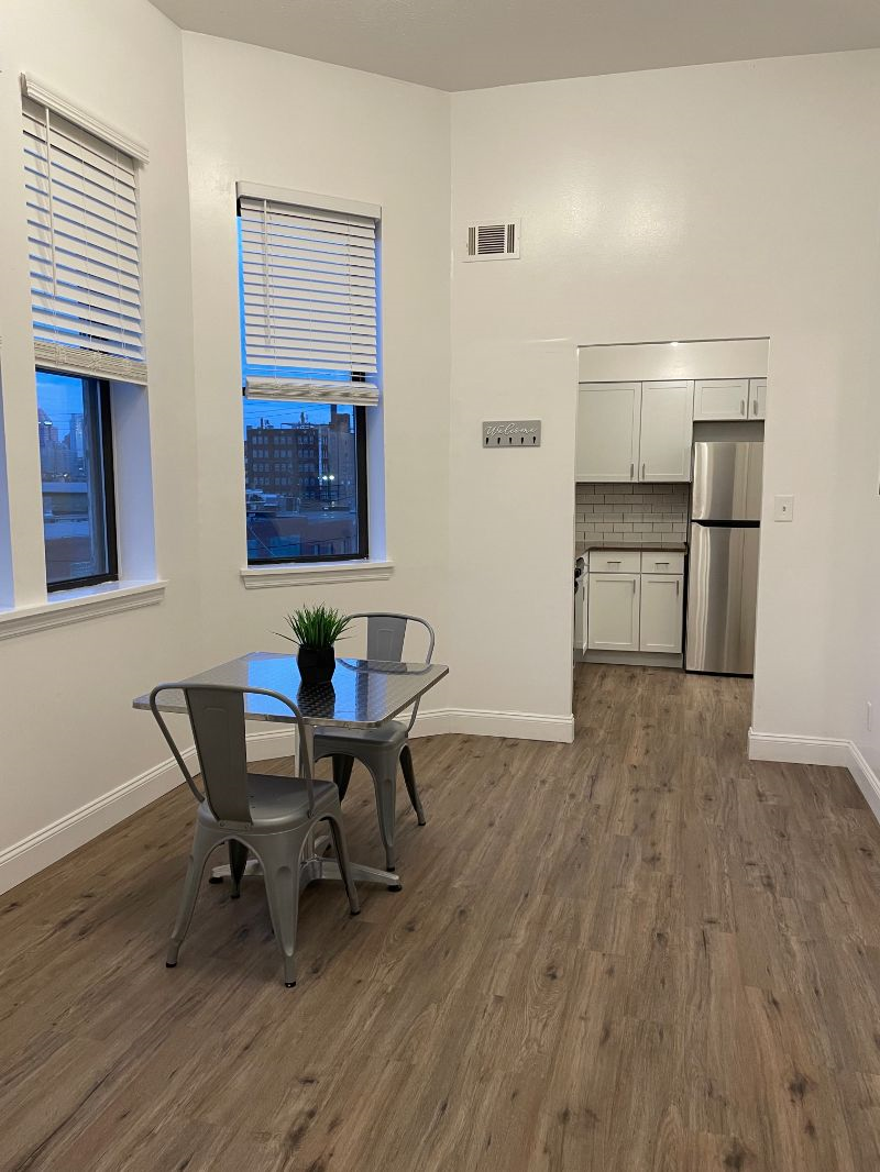 2 Bed / 1 Bath newly renovated apartment with Parking -Manchester - Photo 3