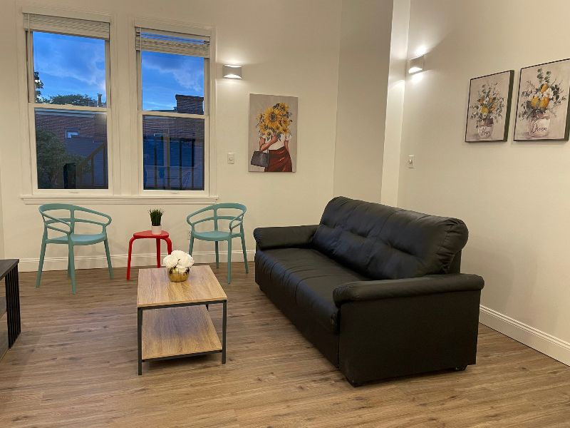2 Bed / 1 Bath newly renovated apartment with Parking -Manchester - Photo 5