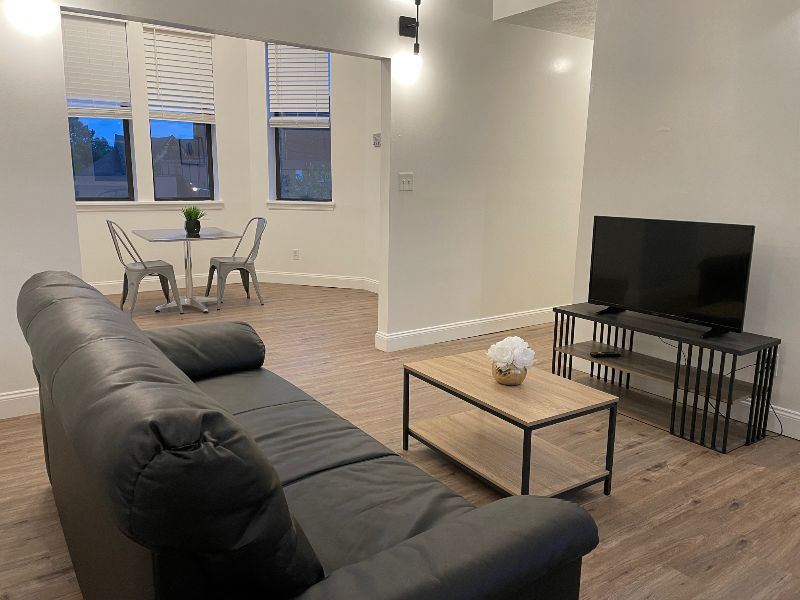 2 Bed / 1 Bath newly renovated apartment with Parking -Manchester - Photo 6