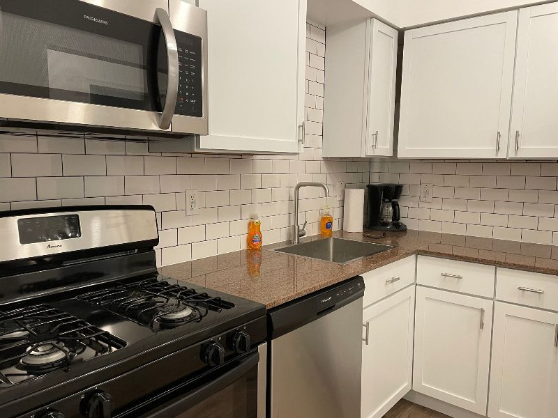 2 Bed / 1 Bath newly renovated apartment with Parking -Manchester - Photo 7