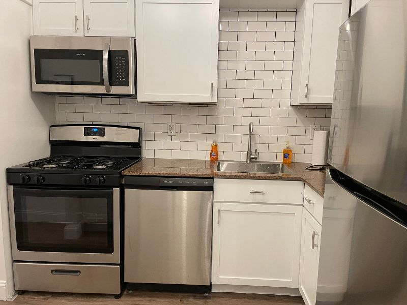 2 Bed / 1 Bath newly renovated apartment with Parking -Manchester - Photo 8