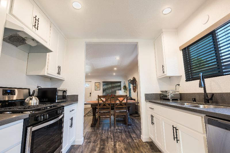 Casa del Sol - 3 Bedroom Home Located in South LA - Photo 4