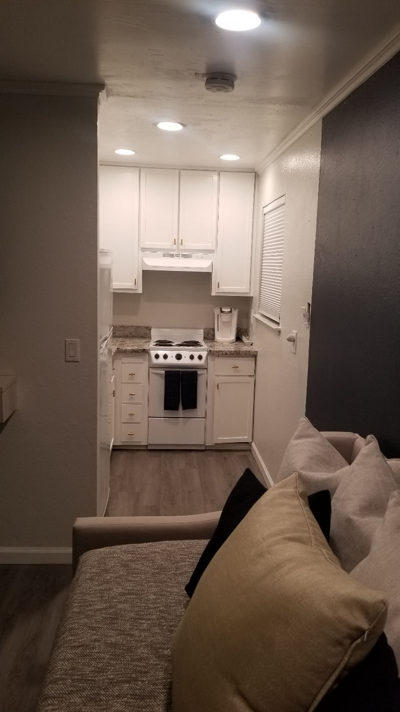 Studio with kitchen and laundry - Photo 2