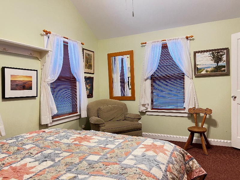 Tastefully Furnished 1 Bedroom Apartment w/Queen Bed & Pullout Sofa - Photo 12