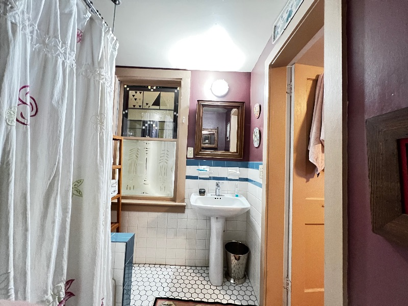 Tastefully Furnished 1 Bedroom Apartment w/Queen Bed & Pullout Sofa - Photo 8