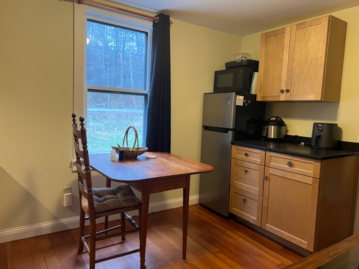 Tastefully Furnished 1 Bedroom Apartment w/Queen Bed & Pullout Sofa - Photo 6
