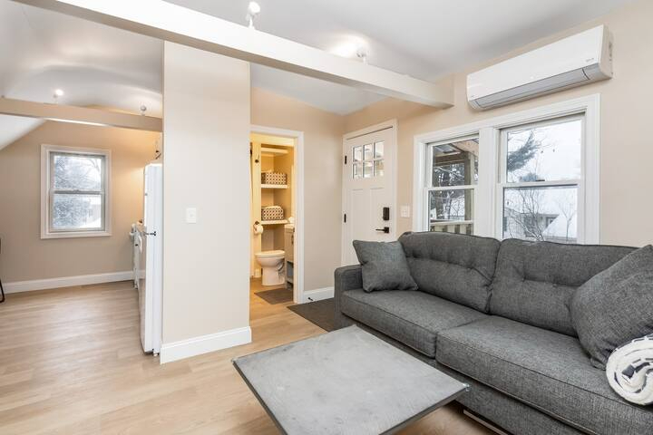 Bright, Modern, Private 1 bed / 1 bath - Photo 3