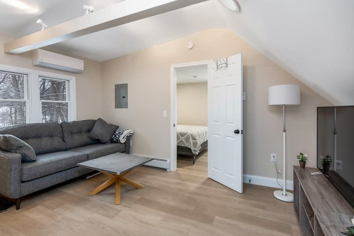 Bright, Modern, Private 1 bed / 1 bath - Photo 4