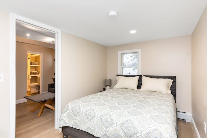 Bright, Modern, Private 1 bed / 1 bath - Photo 6