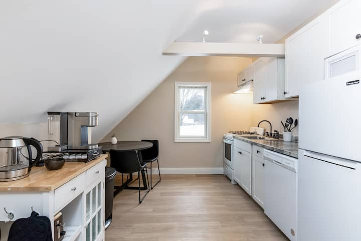 Bright, Modern, Private 1 bed / 1 bath - Photo 2